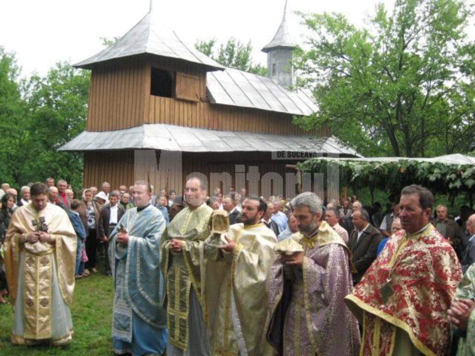Zeci de credincioși au participat ieri la o slujbă specială oficiată la biserica din Mănăstioara