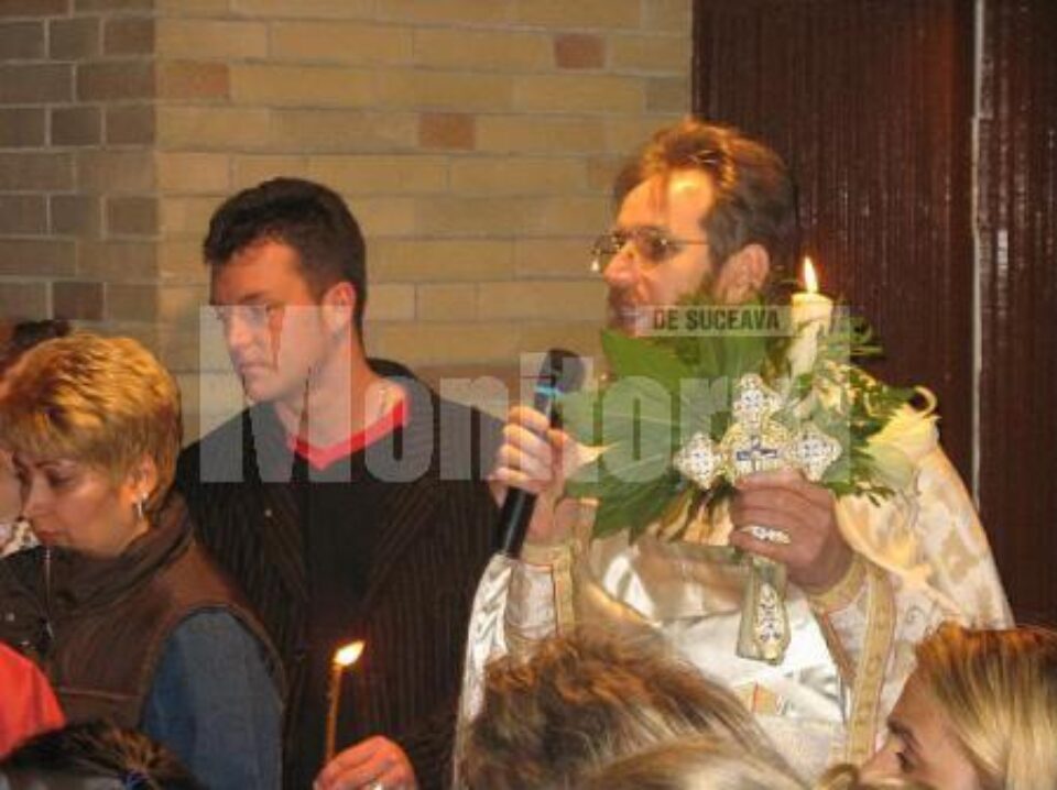 Preotul Constantin Mihoc la slujba de Paști, în 2007