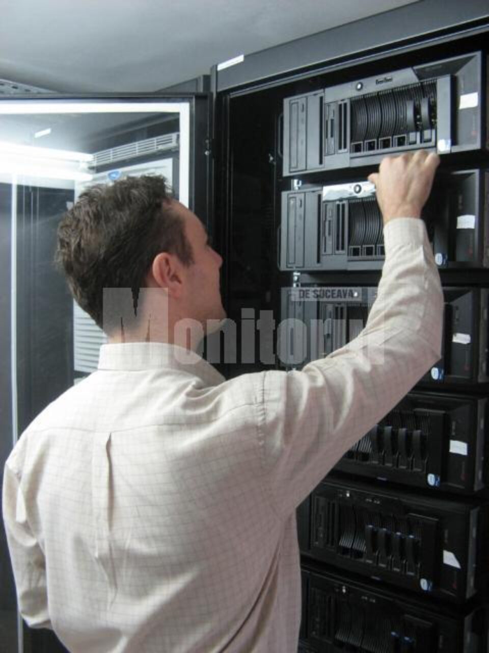 0265.200.928 sau 0800.800.928 - pentru situații de urgență care necesită intervenția echipelor specializate ale E.ON Gaz