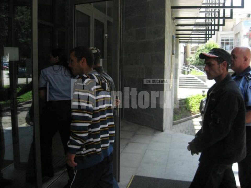 Cei trei au fost prezentați, aseară, instanțelor de judecată cu propunere de arestare preventivă