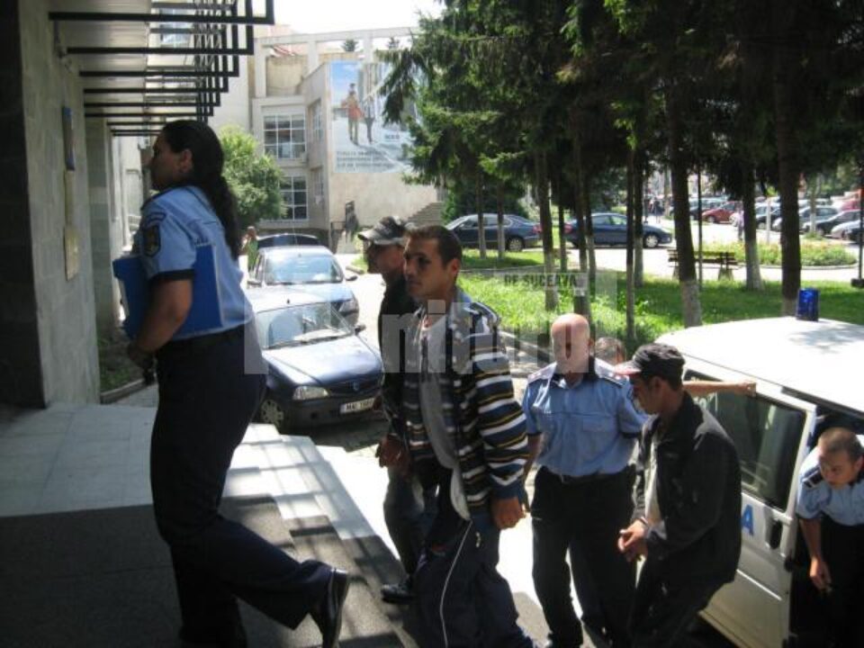 Frații Bejinariu, aduși cu cătușe la mâini în fața procurorilor