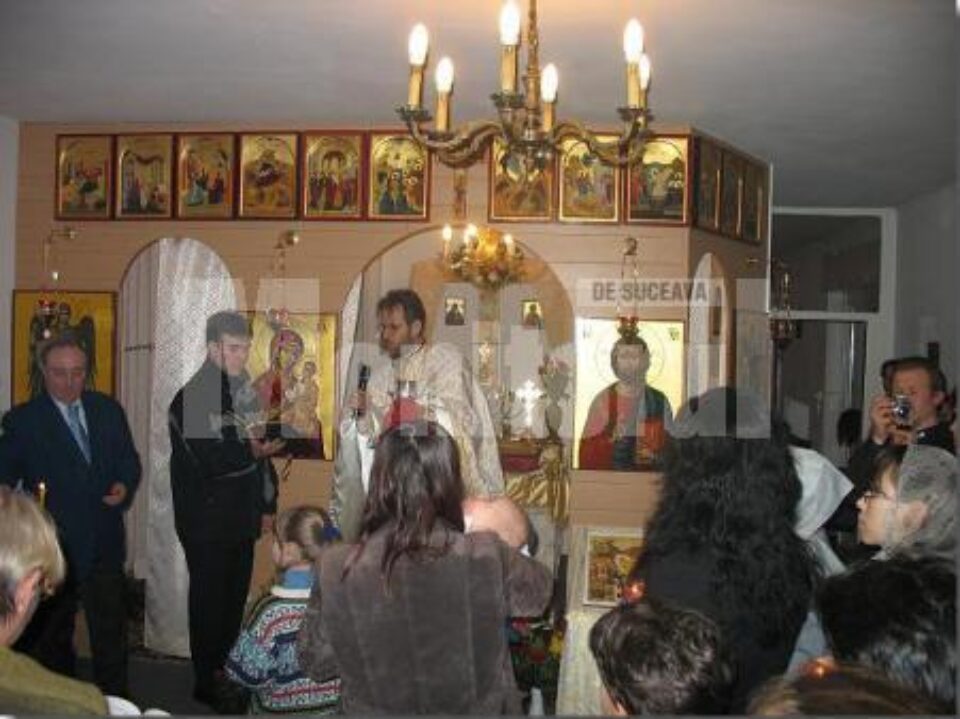 Preotul Constantin Mihoc în mijlocul credincioșilor ortodocși din Berlin