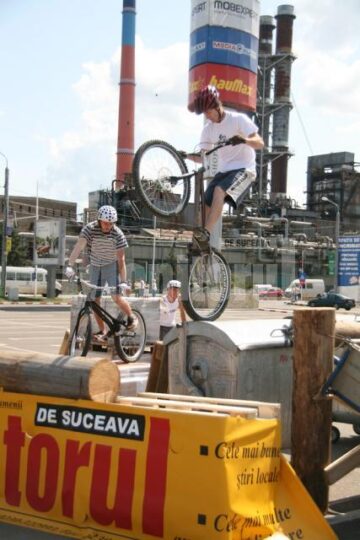 Senzații tari: Demonstrație de ciclism trial, la Shopping City Suceava