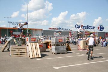 Senzații tari: Demonstrație de ciclism trial, la Shopping City Suceava