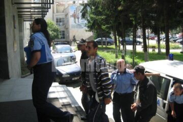 Frații Bejinariu susțin că polițistul ar fi lovit primul, însă mărturiile sătenilor care au asistat la bătaie îi contrazic