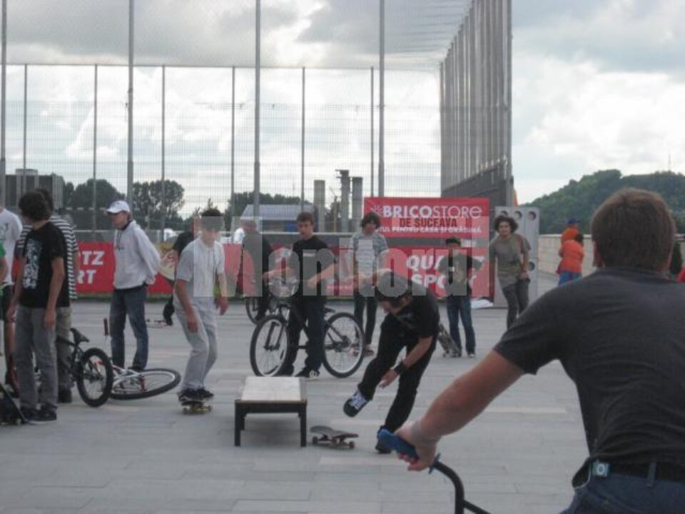 Participanți la Festivalul de artă și sporturi urbane