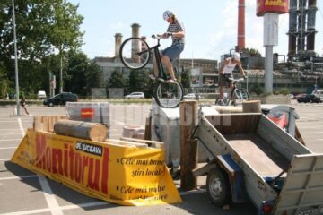 Combinație de ciclism, echilibristică și acrobație