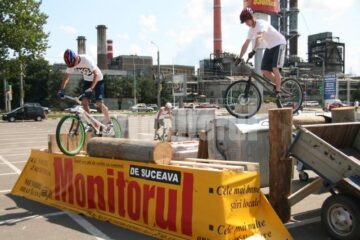 Senzații tari: Demonstrație de ciclism trial, la Shopping City Suceava