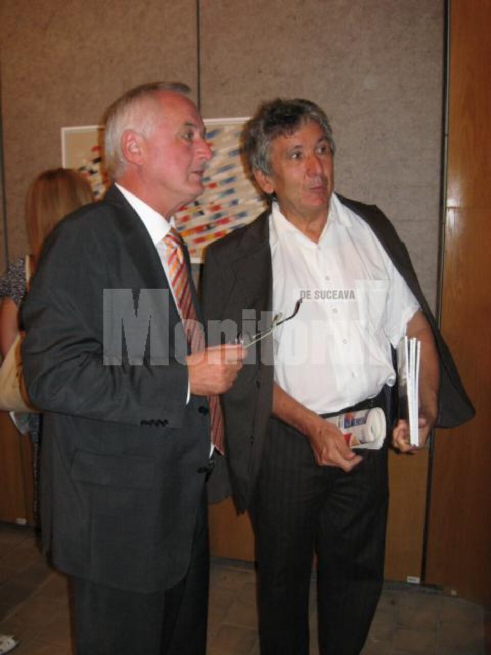 Jurgen Reichert si Manfred Jacob Vogt vizionand expozitia