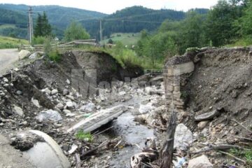Fostul pod, distrus de ape
