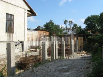 Stalpii de sustinere a terasei pentru noile corpuri de cladire