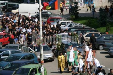 Prea târziu: Păzit de bodyguarzi, pe ultimul drum