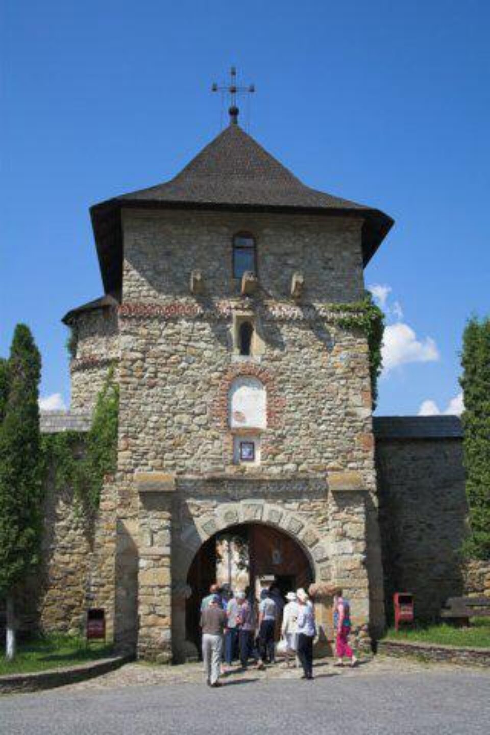 Turiști la intrarea în mănăstirea Moldovița. Foto: ALAMY