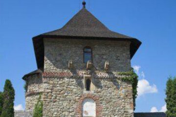 Turiști la intrarea în mănăstirea Moldovița. Foto: ALAMY