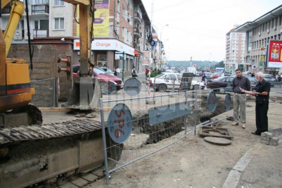Viceprimarul Viorel Seredenciuc a trecut să viziteze șantierul de lângă Casa Culturii și a constatat că nici un muncitor nu se afla la lucru