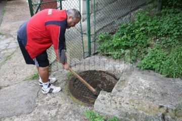 Căminul colector din fața bazei sportive a E.ON