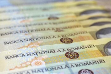 Prin restructurarea sistemului bugetar cei care rămân în aparatul de stat vor avea salarii mai mari. Foto: MEDIAFAX