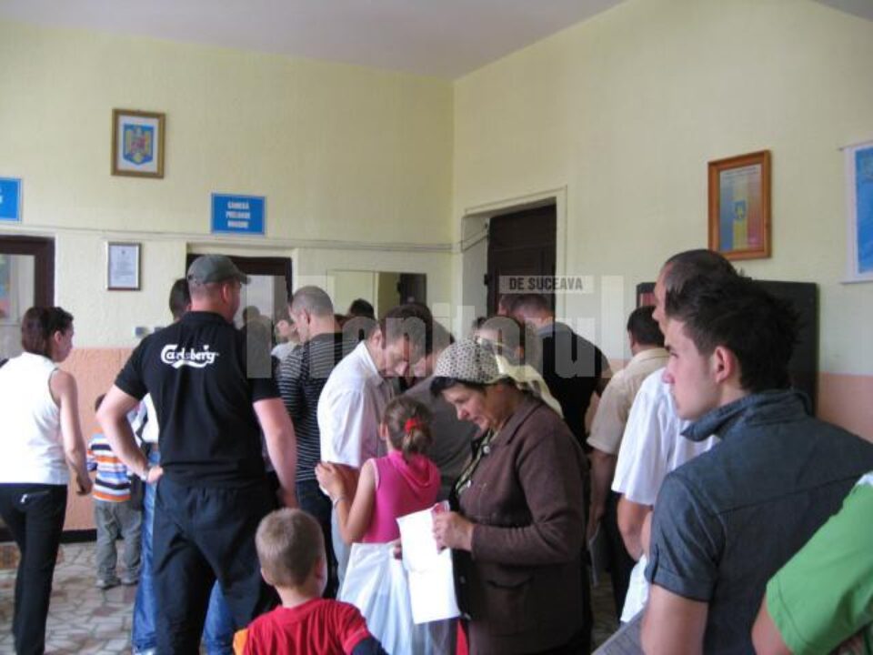 Serviciul Pașapoarte Suceava este luat zilnic cu asalt de sute de persoane