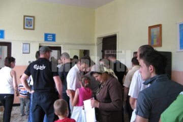 Serviciul Pașapoarte Suceava este luat zilnic cu asalt de sute de persoane