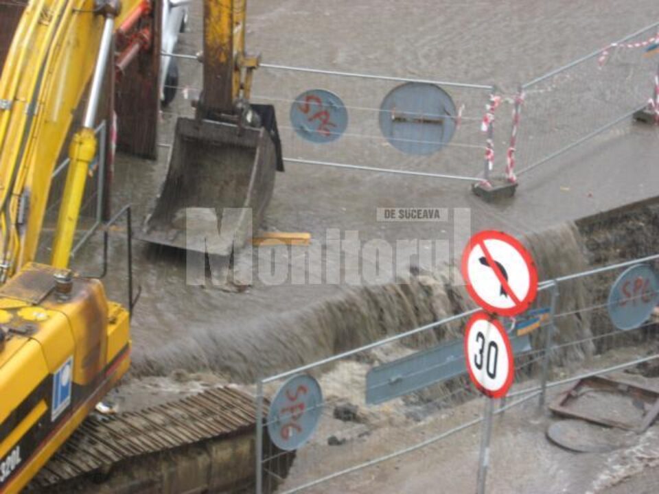 Șanțurile săpate în centrul Sucevei arătau ieri ca niște cascade