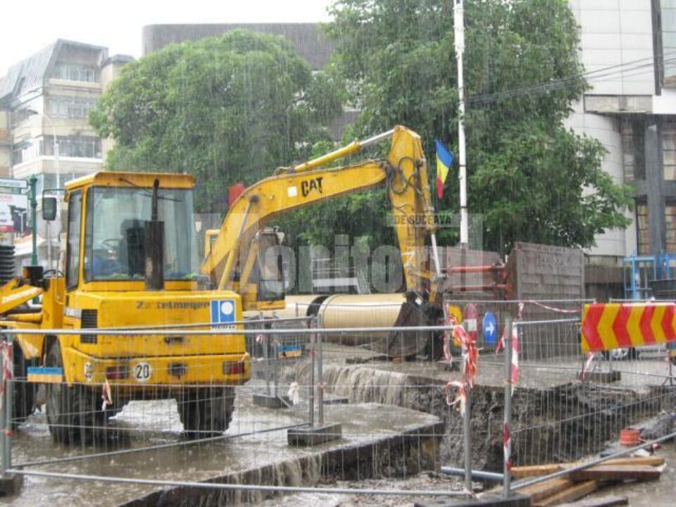 Șanțurile săpate în centrul Sucevei arătau ieri ca niște cascade