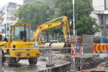 Șanțurile săpate în centrul Sucevei arătau ieri ca niște cascade