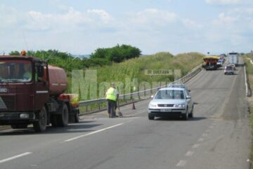 Zilele trecute a început decaparea stratului de asfalt de pe două podețe din localitatea Stroiești