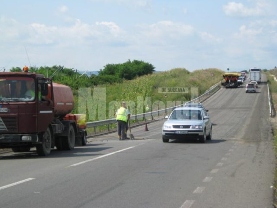 Zilele trecute a început decaparea stratului de asfalt de pe două podețe din localitatea Stroiești
