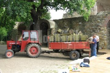 Se aduc scaune pentru spectatori