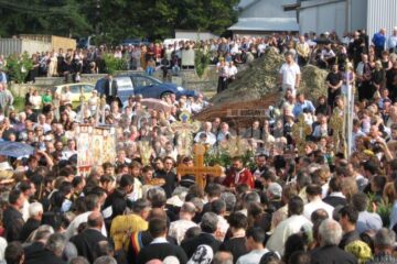 La slujba de înmormântare au participat peste o sută de preoți, în frunte cu ÎPS Teofan, ÎPS Serafim și ÎPS Pimen