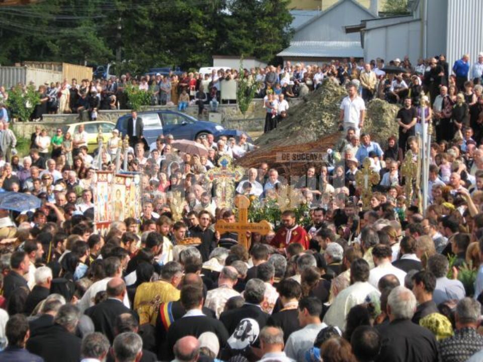 La slujba de înmormântare au participat peste o sută de preoți, în frunte cu ÎPS Teofan, ÎPS Serafim și ÎPS Pimen