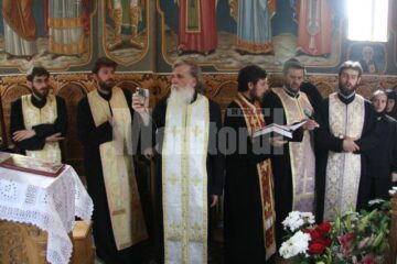 La slujba de înmormântare au participat peste o sută de preoți, în frunte cu ÎPS Teofan, ÎPS Serafim și ÎPS Pimen