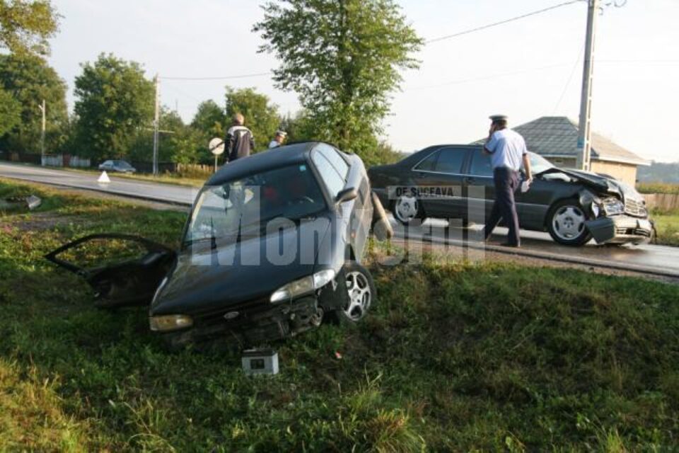 Autoturismul Ford în care se aflau cele trei persoane din Brașov a fost lovit violent de un Mercedes