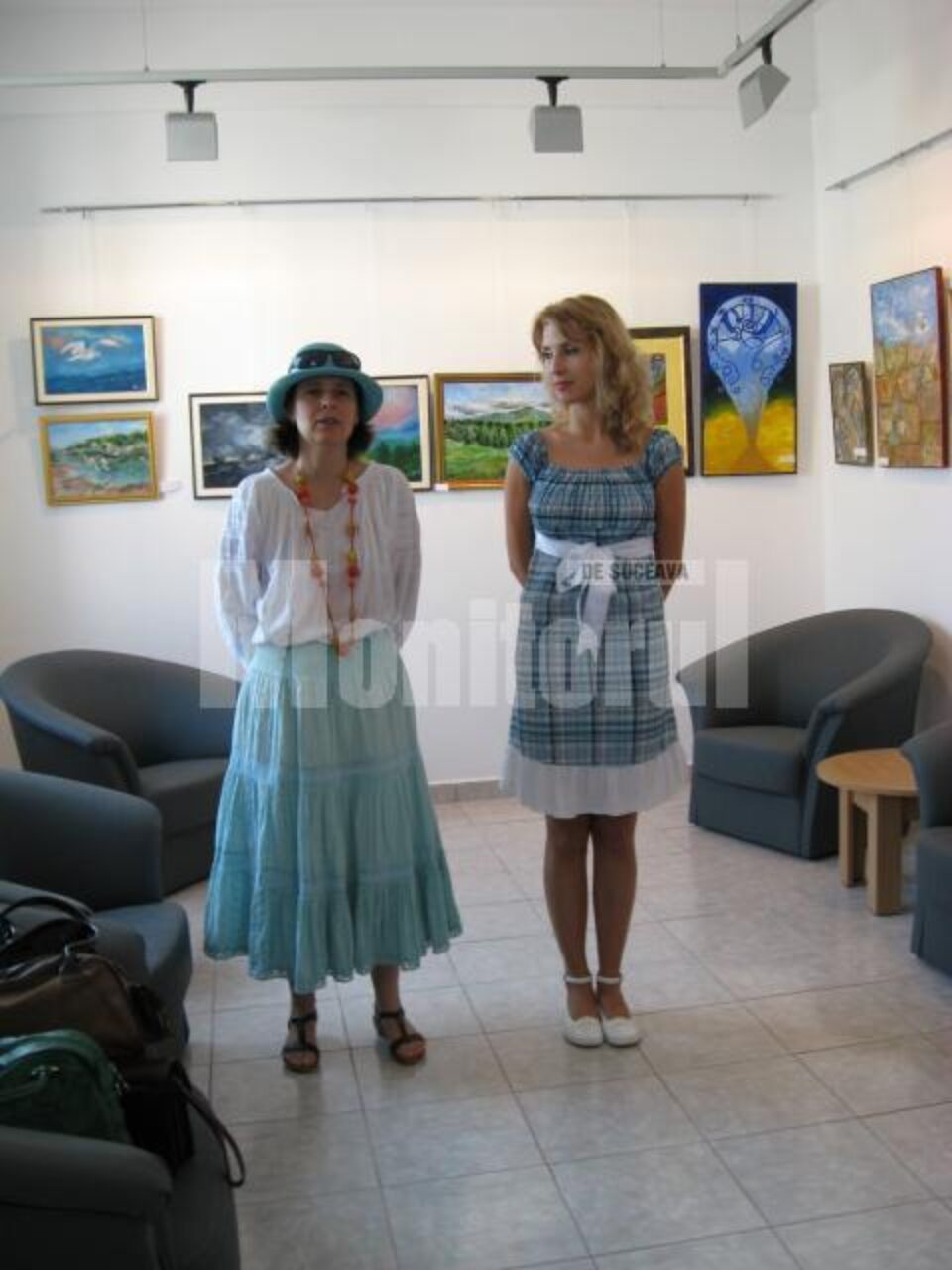 Ana Maria Ovadiuc și Raluca Schipor prezentând expoziția