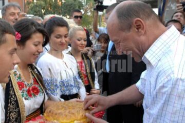 Traian Băsescu: "Carpații care altădată despărțeau maramureșenii de moldoveni astăzi îi unesc la Prislop" Foto: Sorin LUPȘA