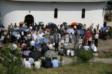 La slujba de înmormântare au participat peste o sută de preoți, în frunte cu ÎPS Teofan, ÎPS Serafim și ÎPS Pimen