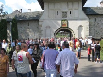 Mii de credincioși au participat la hramul Mănăstirii Putna