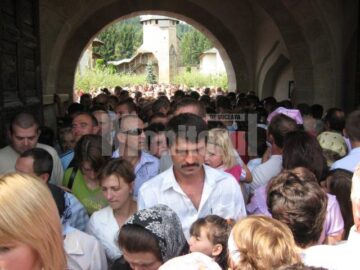 Mii de credincioși au participat la hramul Mănăstirii Putna