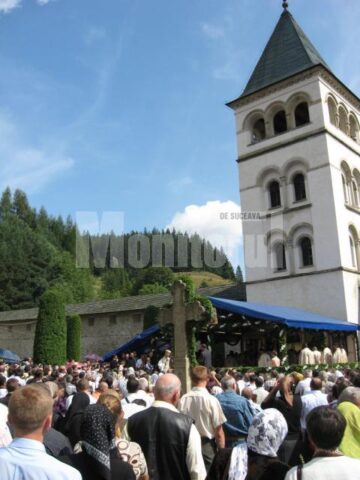 Mii de credincioși au participat la hramul Mănăstirii Putna