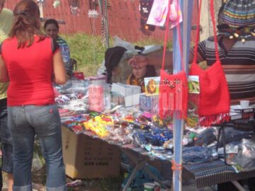Nestingheriti de nimeni, comerciantii ambulanti au scos la vanzare cutite si bijuterii