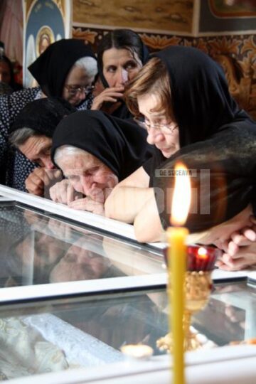 La slujba de înmormântare au participat peste o sută de preoți, în frunte cu ÎPS Teofan, ÎPS Serafim și ÎPS Pimen