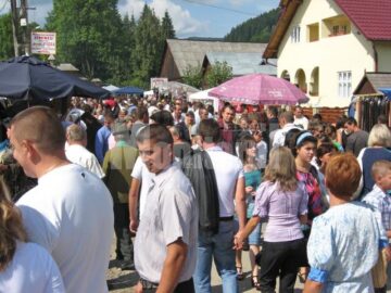 Mii de credincioși au participat la hramul Mănăstirii Putna