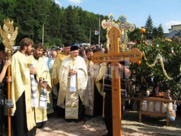 La slujba de înmormântare au participat peste o sută de preoți, în frunte cu ÎPS Teofan, ÎPS Serafim și ÎPS Pimen