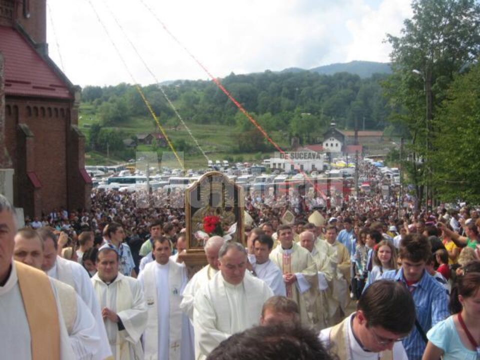 În timpul procesiunii de la Cacica, icoana Maicii Domnului a fost purtată printre credincioși