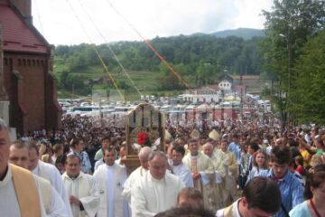 În timpul procesiunii de la Cacica, icoana Maicii Domnului a fost purtată printre credincioși