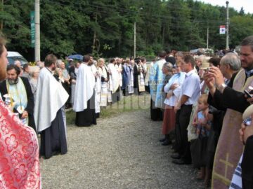 La slujba de înmormântare au participat peste o sută de preoți, în frunte cu ÎPS Teofan, ÎPS Serafim și ÎPS Pimen