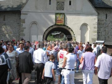 Mii de credincioși au participat la hramul Mănăstirii Putna