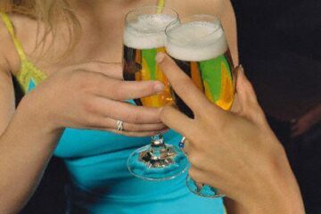 Femeile care beau o cantitate moderată de bere beneficiază de întărirea sistemului osos Foto: ZEFA