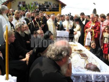 La slujba de înmormântare au participat peste o sută de preoți, în frunte cu ÎPS Teofan, ÎPS Serafim și ÎPS Pimen