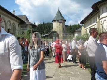 Mii de credincioși au participat la hramul Mănăstirii Putna
